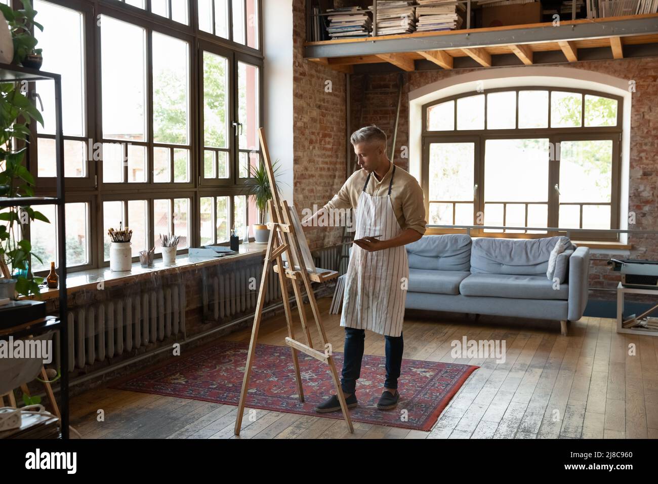 In voller Länge in der Werkstatt Mann Maler Zeichnung Bild auf Leinwand Stockfoto
