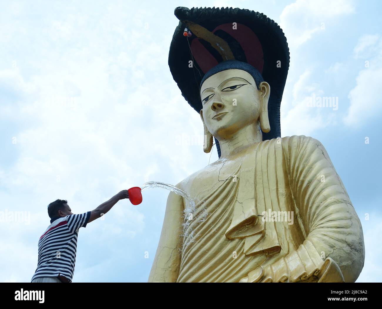 (220515 15) -- AGARTALA, 15 2022. Mai 2022 (Xinhua) -- Ein Anhänger reinigt vor dem Vesak-Tag in Agartala, Tripura, Indien, eine Statue von Lord Buddha in einem Kloster. (Str/Xinhua) Quelle: Xinhua/Alamy Live News Stockfoto