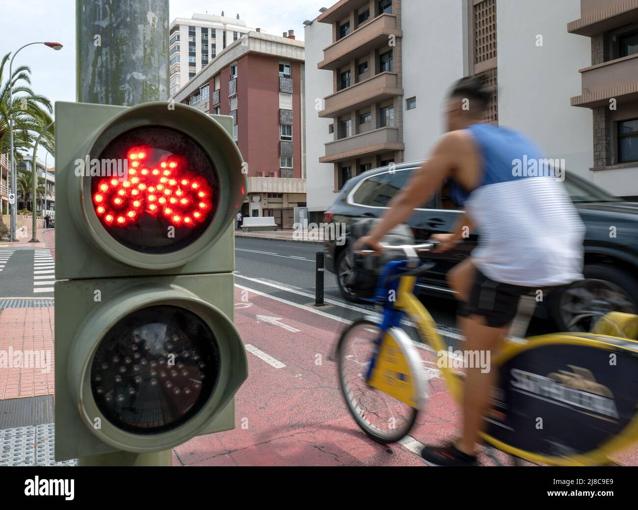 Der Radfahrer läuft im Stadtverkehr an der Ampel. Stockfoto