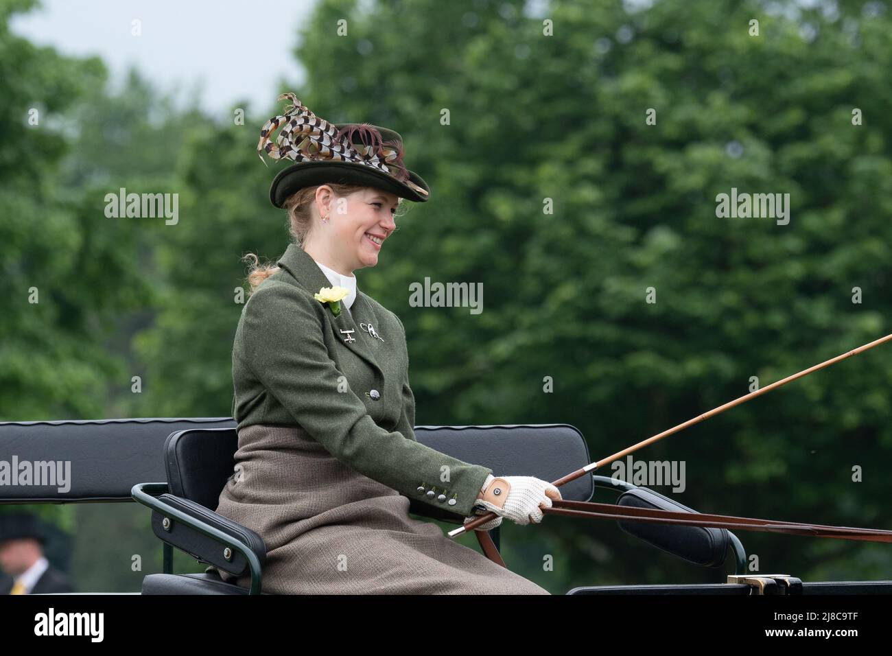 Windsor, Großbritannien. 15.. Mai 2022. Lady Louise Windsor fuhr heute auf dem privaten Gelände des Windsor Castle eine Kutsche im Champagne Laurent-Perrier-Treffen der British Driving Society, Return from Drive. Die Kutsche gehörte ihrem verstorbenen Großvater, dem Herzog von Edinburgh. Quelle: Maureen McLean/Alamy Live News Stockfoto