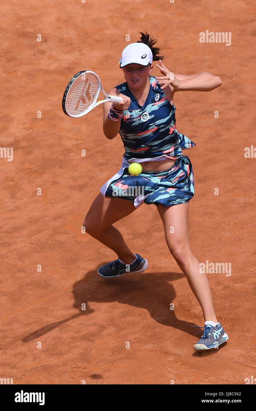 Rom, Italien. 15.. Mai 2022. Ons Jabeur in Aktion beim Internazionali BNL D'Italia Women Final zwischen IGA Swiatek und Ons Jabeur am 15. Mai 2022 im Foro Italico, Rom. Foto von Giuseppe Maffia. Kredit: Giuseppe Maffia/Alamy Live Nachrichten Stockfoto