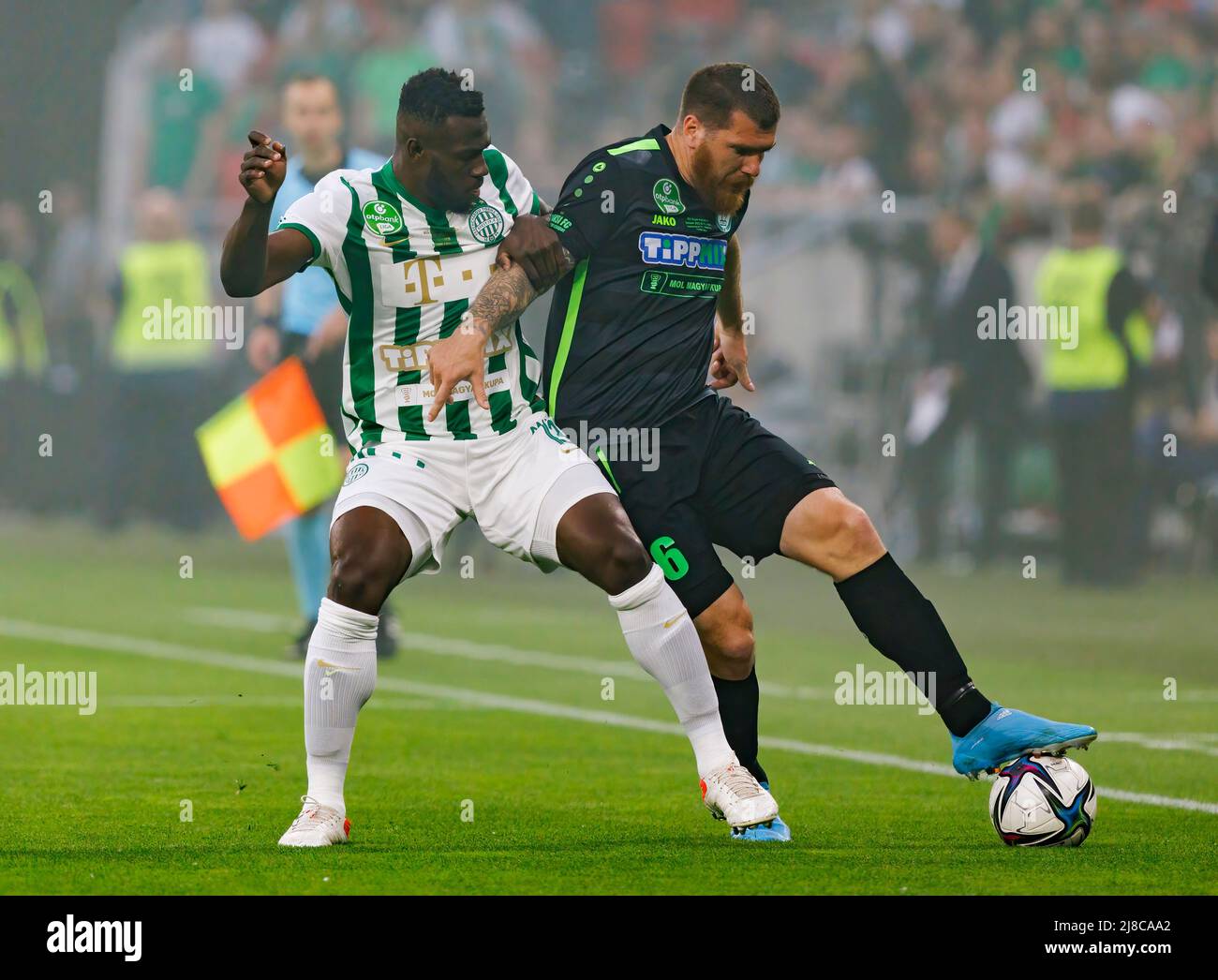 BUDAPEST, UNGARN - 11. MAI: Anderson Esiti von Ferencvarosi TC fordert Martin Adam vom Paksi FC während des ungarischen Cup-Finalmatches zwischen Ferencvarosi TC und Paksi FC am 11. Mai 2022 in der Puskas Arena in Budapest, Ungarn, heraus. Stockfoto
