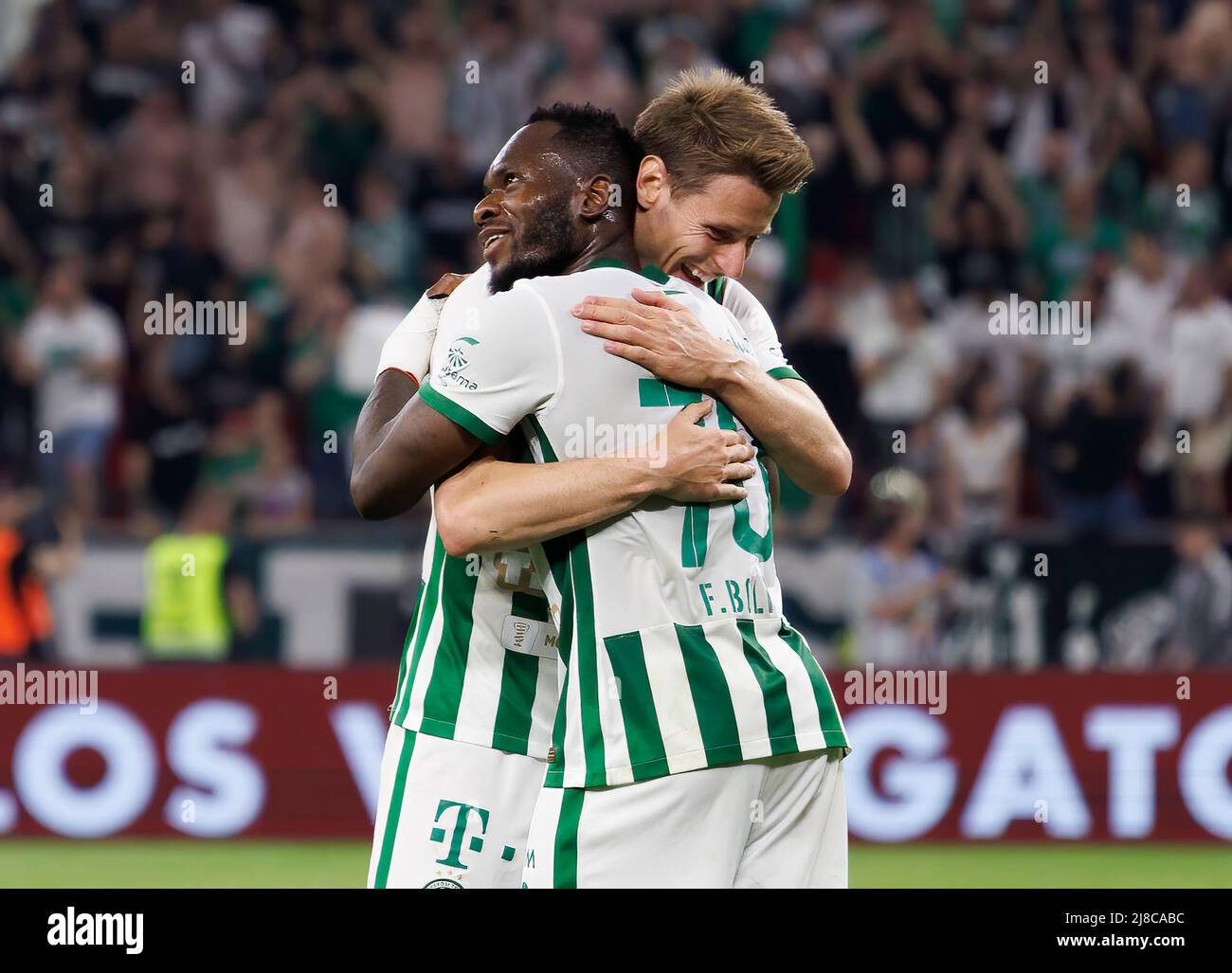 BUDAPEST, UNGARN - 11. MAI: Franck Boli von Ferencvarosi TC feiert mit Kristoffer Zachariassen von Ferencvarosi TC nach dem ungarischen Cup-Finale zwischen Ferencvarosi TC und Paksi FC in der Puskas Arena am 11. Mai 2022 in Budapest, Ungarn. Stockfoto