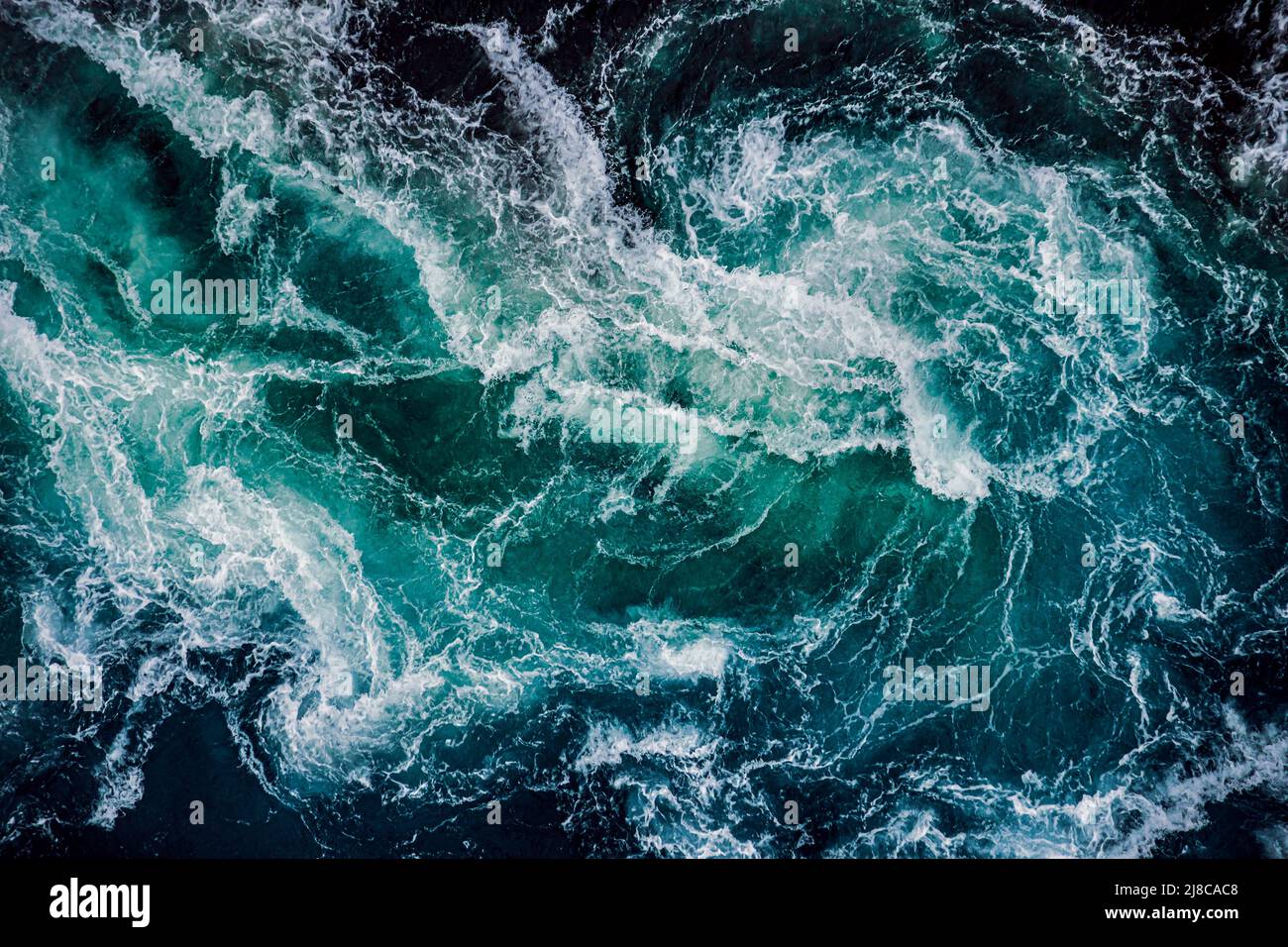 Wellen von Wasser aus dem Fluss und dem Meer begegnen sich bei Flut und Ebbe. Whirlpools in den Strudel der Saltstraumen, Nordland, Norwegen Stockfoto