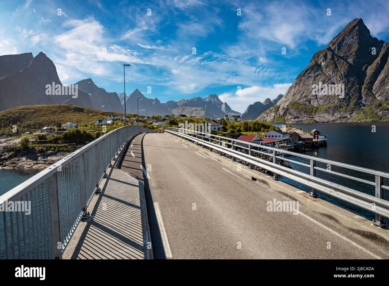 Reine Brücke Lofoten ist ein Archipel in der Grafschaft von Nordland, Norwegen. Für eine unverwechselbare Landschaft mit Bergen und Gipfeln bekannt ist, öffnen Sie s Stockfoto