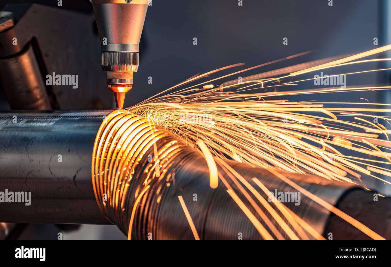 CNC-Laserschneiden von Metall, moderne Industrietechnik machen Industrial Details. Die Laseroptik und CNC (Computer Numerical Control) werden verwendet Stockfoto CNC-Laserschneiden von Metall, moderne Industrietechnik machen Industrial Details. Die Laseroptik und CNC (Computer Numerical Control) werden verwendet Stockfoto