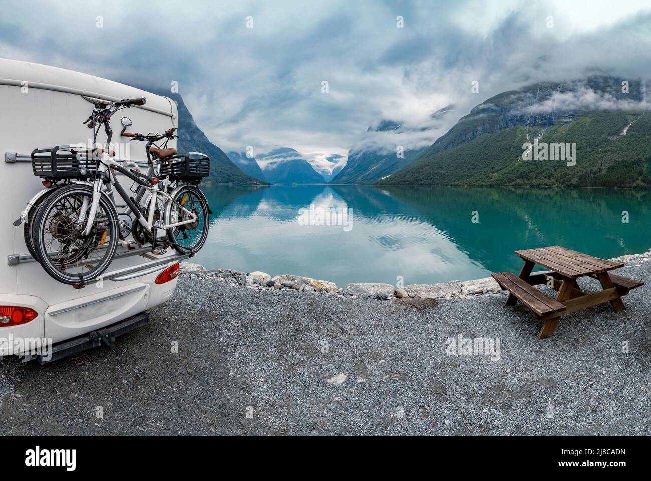 Familienurlaub reisen RV, Urlaub im Reisemobil, Caravan Auto Urlaub. Schöne Natur Norwegen natürliche Landschaft. Stockfoto