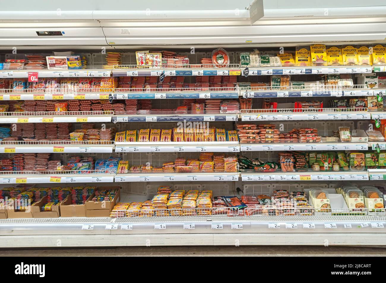 Huelva, Spanien - 10. Mai 2022: Regal von abgepackten Würsten in einem Carrefour-Supermarkt in Huelva Stockfoto