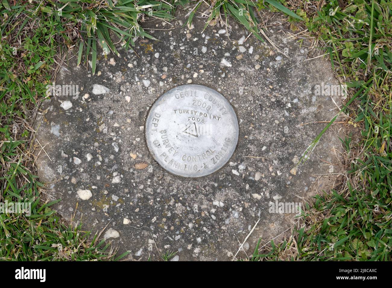Ein geologischer Vermessungsmarker befindet sich am Turkey Point Lighthouse, dem dritthöchsten Leuchtturm entlang der Chesapeake Bay. Stockfoto