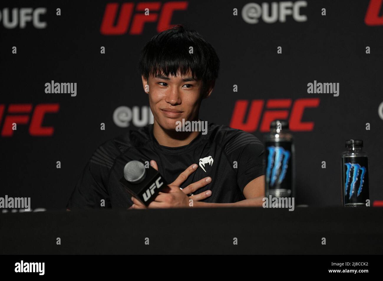 LAS VEGAS, NV - 14. Mai: Tatsuro Taira trifft sich mit der Presse nach dem Sieg beim UFC Apex für die UFC Fight Night - Blachowicz vs Rakic - Event am 14. Mai 2022 in LAS VEGAS, USA. (Foto von Louis Grasse/PxImages) Credit: Px Images/Alamy Live News Stockfoto