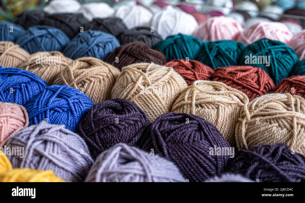 Bunte Wollkugeln, eine Vielzahl von Garnkugeln, Nahaufnahme. Stockfoto
