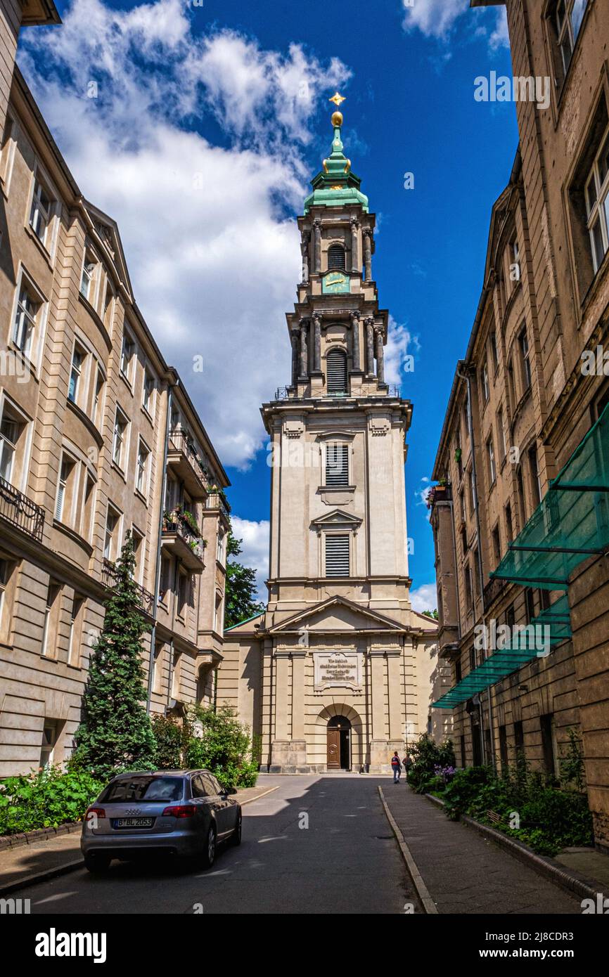Sophienkirche, Sophienkirche Innenansicht, vergoldete Zeinendetails - große Hamburger Strasse 29–31, Mitte,Berlin die Kirche von 1712 ist nach Sophie Luise von Mecklenburg-Schwerin, der dritten Gemahlin des Königs Friedrich I. von Preußen, benannt. Der barocke Turm wurde 1732-34 von Johann Friedrich Grael hinzugefügt. 1891/92 wurde die Kirche nach Plänen von Friedrich Schulze und den Architekten Kyllmann & Heyden umgebaut. In den Jahren 1903-1905 baute die Sophiengemeinde auf beiden Seiten der Kirche fünfstöckige Wohngebäude im neobarocken Stil Stockfoto