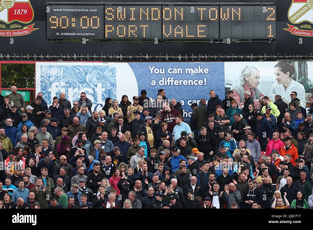 SWINDON, GROSSBRITANNIEN. MAI 15. Vollzeit-Ansicht der Unterstützer von Port Val während des Play-Off-Halbfinales 2 der Sky Bet League 1. zwischen Swindon Town und Port Val am Sonntag, dem 15.. Mai 2022, auf dem County Ground in Swindon. (Quelle: Kieran Riley | MI News) Stockfoto