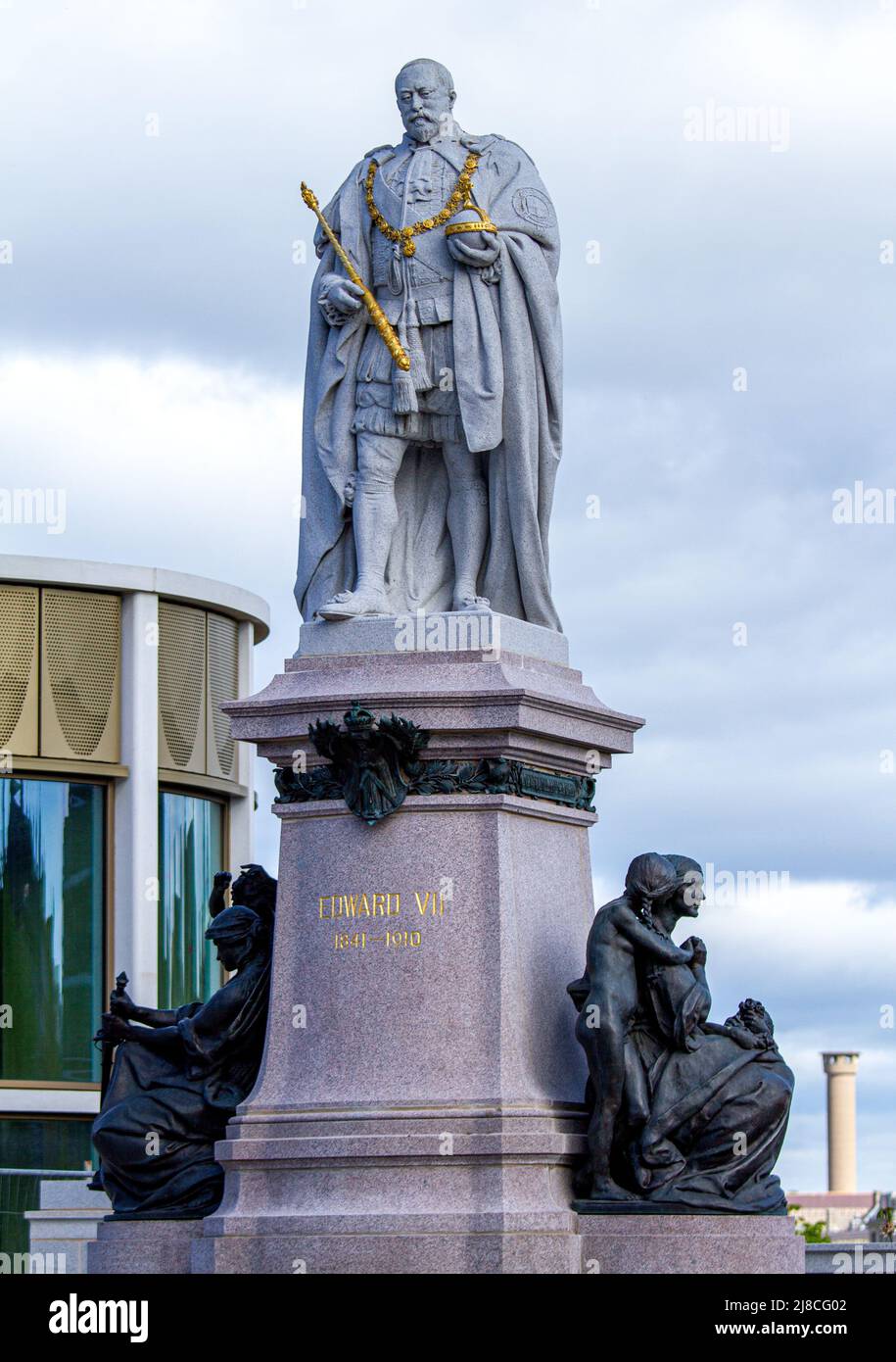 Eine Granitstatue von König Edward VII steht an der Union Street neben Union Terrace Gardens in Aberdeen, Schottland, Großbritannien Stockfoto