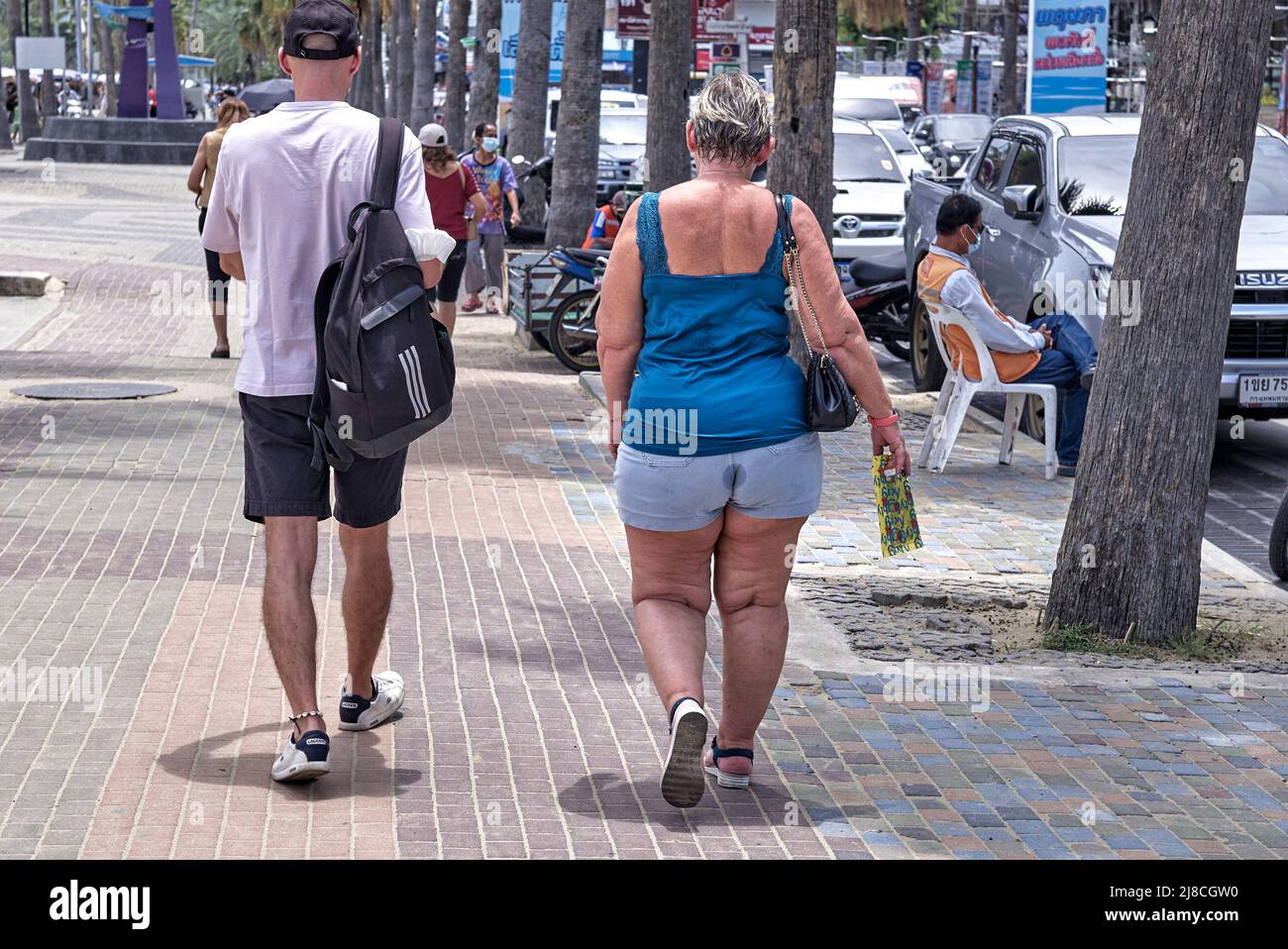 Schweißfleck auf Shorts einer reifen schwitzenden Frau, die an einem heißen Tag nach draußen geht Stockfoto