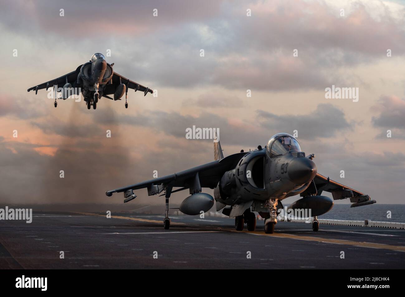 U.S. Marine Corps AV-8B Harrier-Kampfflugzeuge, die an die Tiger of Marine Attack Squadron 542 angeschlossen sind, führen vertikale Landungen auf dem Flugdeck des amphibischen Sturmschiffs USS Kearsarge der Wasp-Klasse durch, das am 23. September 2021 auf dem Atlantischen Ozean operiert. Stockfoto