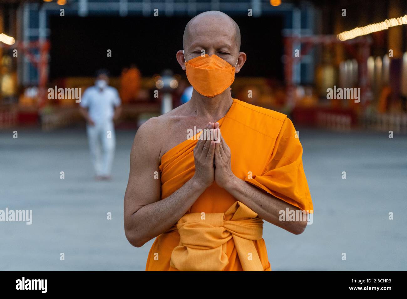 Pathum Thani, Thailand, 15. Mai 2022. Ein Mönch betet während einer Zeremonie. Wat Phra Dhammakaya erinnert an den Internationalen Vesak-Tag (Visakha Bucha), indem er 210.000 LEDs anzündet, die die Geburt, Erleuchtung und den Großen Verrat des Buddha darstellen. Matt Hunt/Neato. Stockfoto