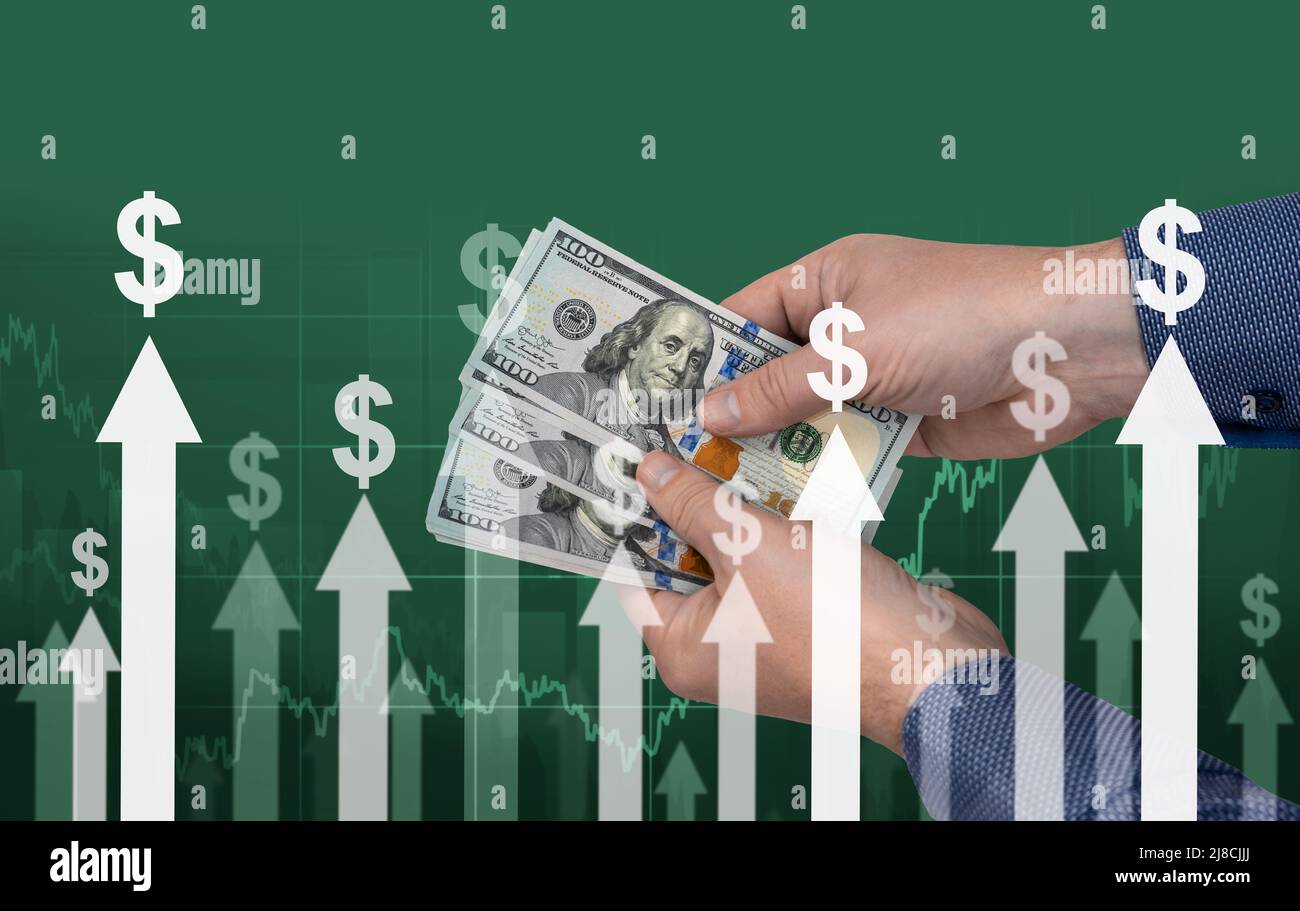 Inflation. Hände mit Banknoten von amerikanischen Dollar vor dem Hintergrund von Pfeilen und Dollar-Zeichen. Konzept der abnehmenden Kaufkraft, Inflation. Stockfoto