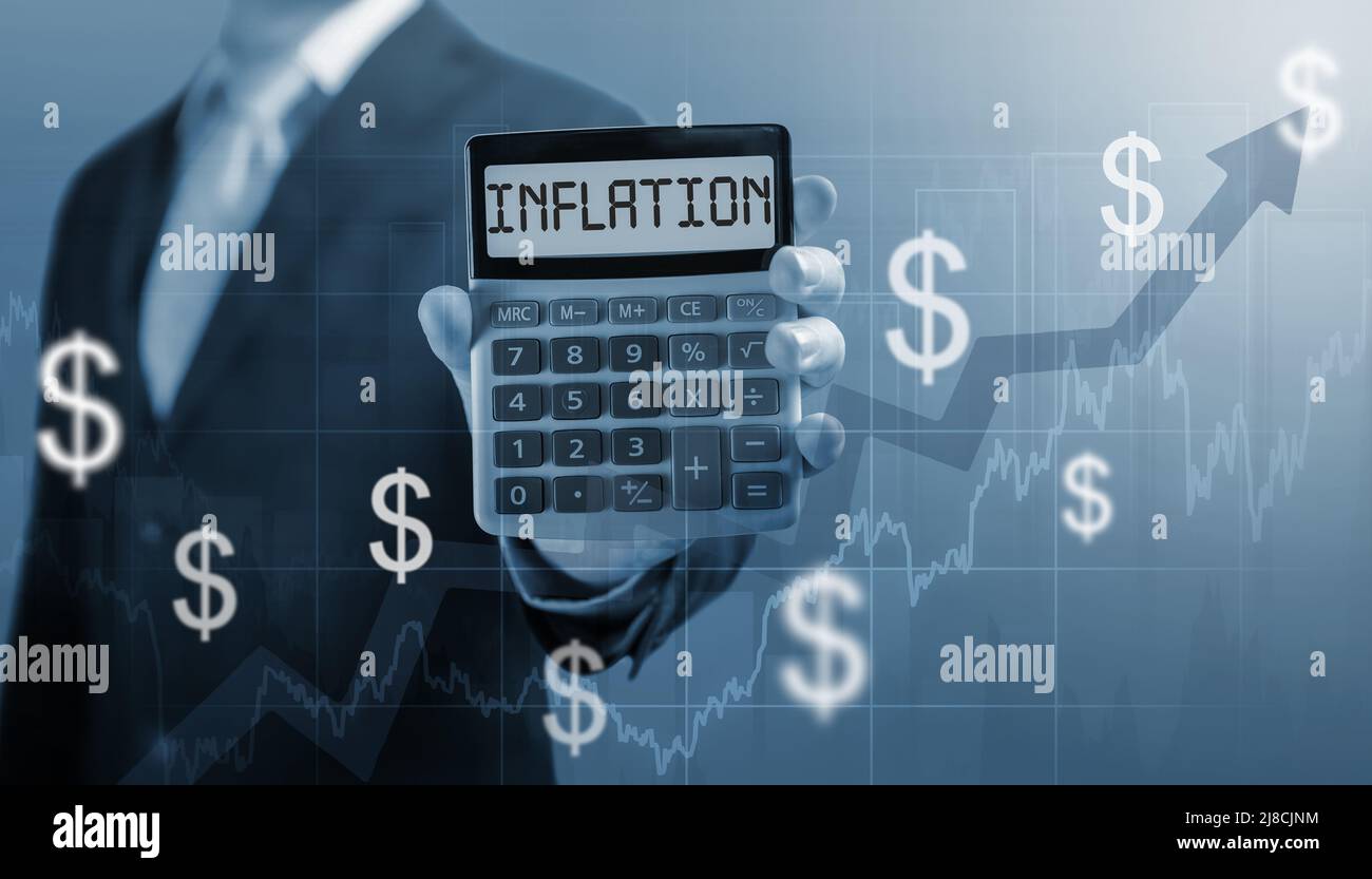 Geschäftsmann hält Rechner mit Wort Inflation auf dem Bildschirm. Abnehmende Kaufkraft. Inflation in den vereinigten Staaten. Der Finanzberater konzentrierte sich auf de Stockfoto