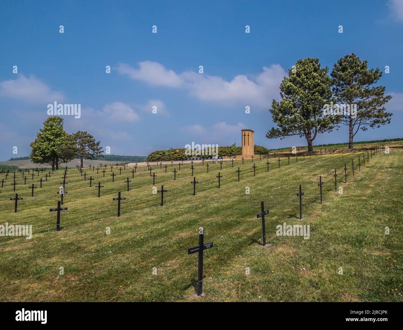 Das Bild zeigt den deutschen Marfaux-Friedhof des Ersten Weltkriegs bei Marfaux. Der Friedhof ist ein Konsolidierungsfriedhof der Soldaten KIA in der Marne-Offensive 1918 Stockfoto