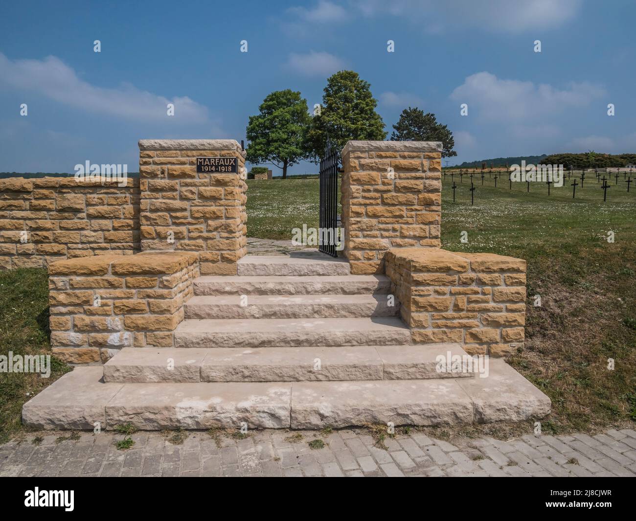 Das Bild zeigt den deutschen Marfaux-Friedhof des Ersten Weltkriegs bei Marfaux. Der Friedhof ist ein Konsolidierungsfriedhof der Soldaten KIA in der Marne-Offensive 1918 Stockfoto