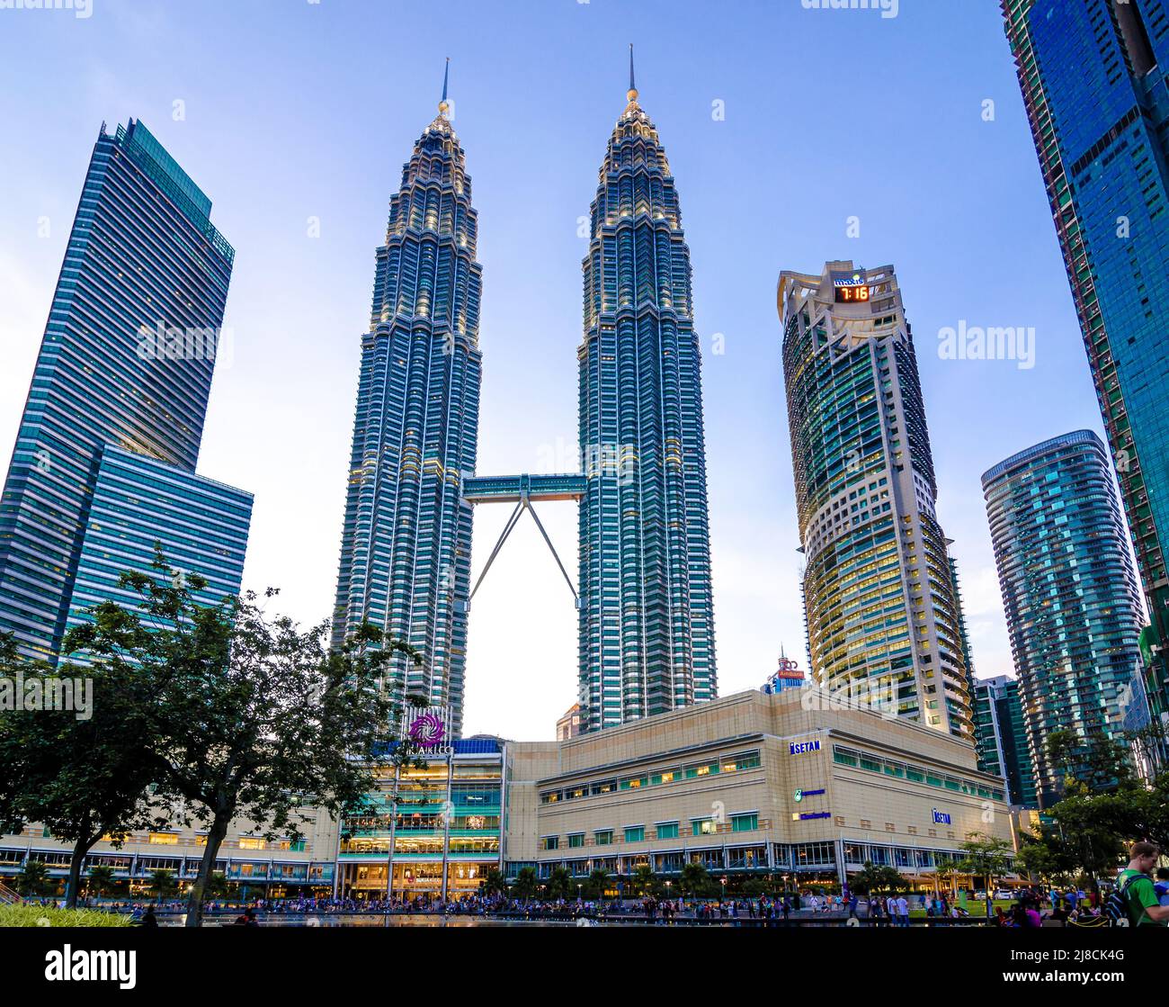 Kuala Lumpur , Malaysia - 14. Mai 2022: Kuala Lumpur City Centre, Menara Bekembar PETRONAS zwei 88-stöckige Türme, die durch eine Brücke verbunden sind. Einer der großen Stockfoto