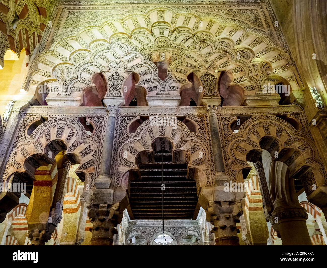 Die verschränken Bögen am Eingang zum Anbau von Al-Hakam II. Aus dem 10.. Jahrhundert (die Villaviciosa-Kapelle) - Mezquita-Catedral (große Moschee von Cordoba) - Cordoba, Spanien Stockfoto