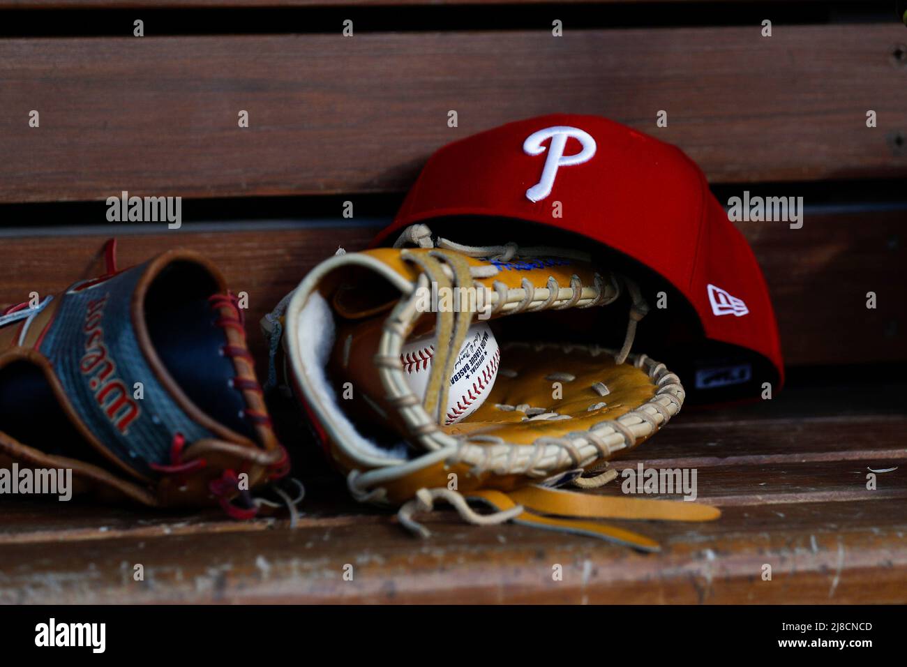 Detailansicht eines Phillies-Hutes und eines Major League-Baseballspiels vor einem MLB-Spiel der regulären Saison gegen die Los Angeles Dodgers, Freitag, 13. Mai 2022, in L Stockfoto