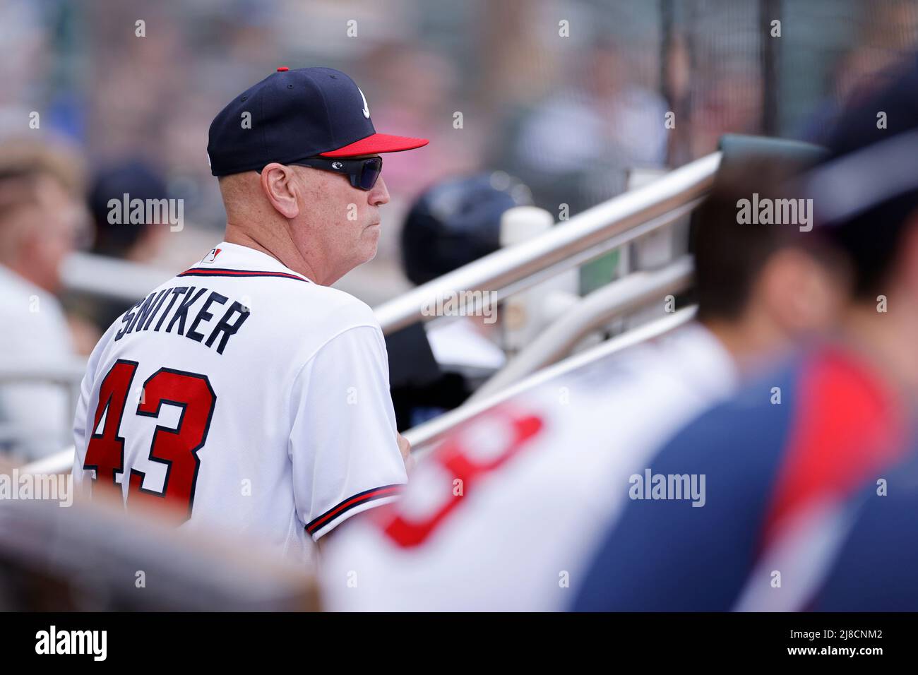 ATLANTA, GA – 14. MAI: Brian Snitker, Trainer der Atlanta Braves (43), blickt auf ein MLB-Spiel gegen die San Diego Padres im Truist Park am 14. Mai 2022 in Atlanta, Georgia. (Foto: Joe Robbins/Image of Sport) Stockfoto