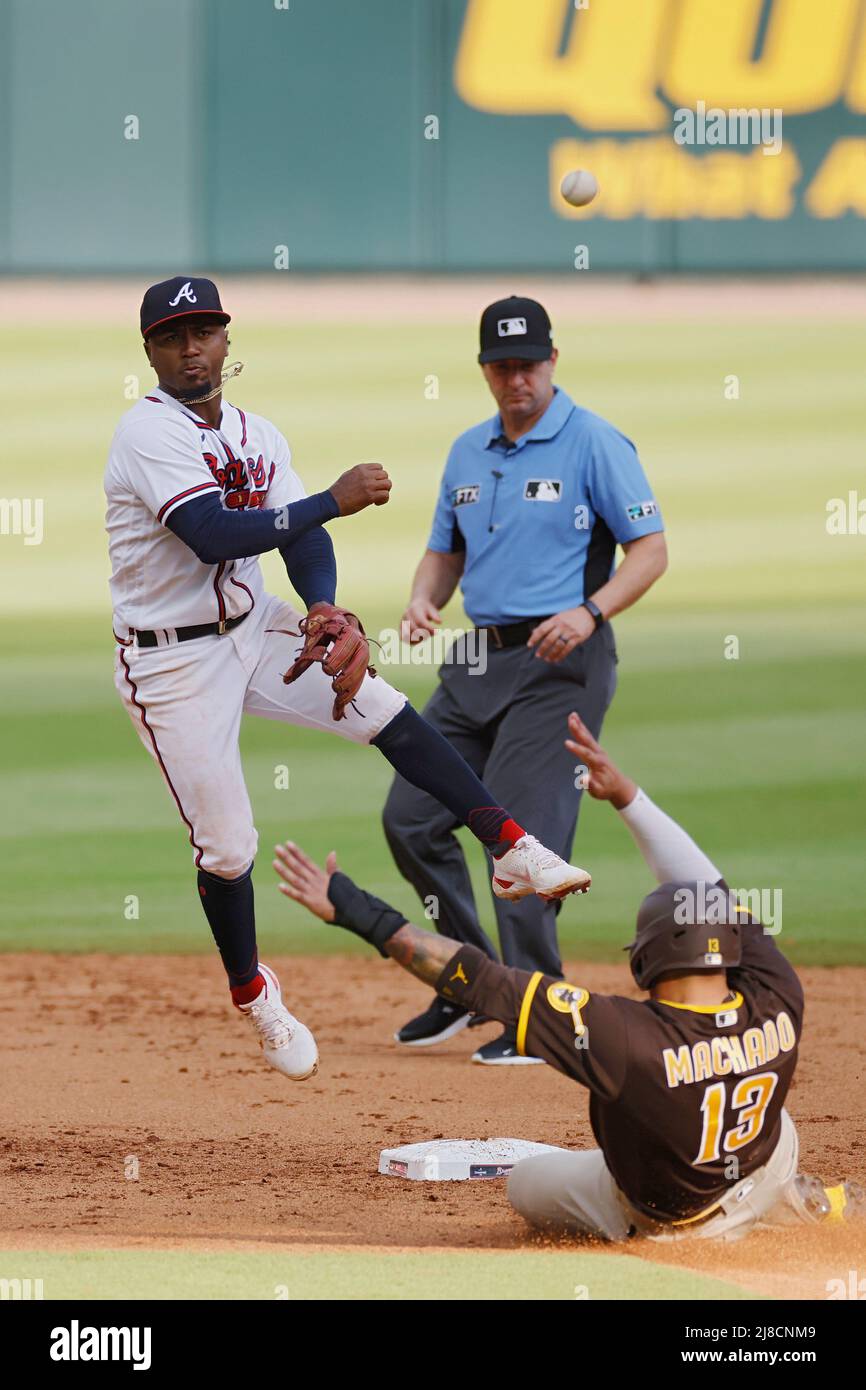 ATLANTA, GA – 14. MAI: Atlanta Braves zweiter Baseman Ozzie Albies (1) versucht, ein Doppelspiel gegen Manny Machado (13) der San Diego Padres während eines MLB-Spiels im Truist Park am 14. Mai 2022 in Atlanta, Georgia, zu drehen. (Foto: Joe Robbins/Image of Sport) Stockfoto