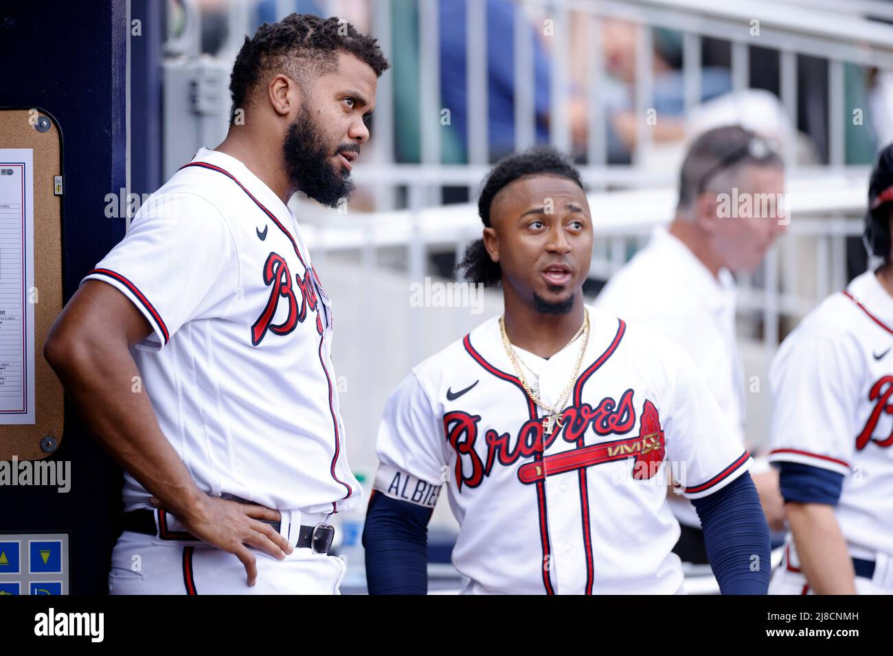 ATLANTA, GA – 14. MAI: Der Entlastungskrug Kenley Jansen (74) und der zweite Baseman Ozzie Albies (1) sprechen im Dugout während eines MLB-Spiels gegen die San Diego Padres im Truist Park am 14. Mai 2022 in Atlanta, Georgia. (Foto: Joe Robbins/Image of Sport) Stockfoto