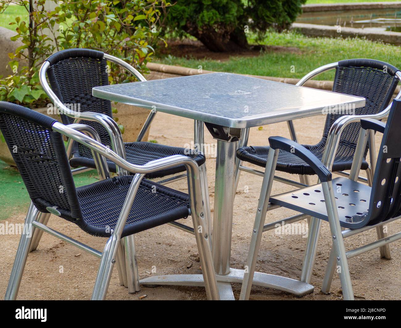 Leere Stühle und Tische im geschlossenen Restaurant im Freien wegen der Inflationskrise. Stockfoto