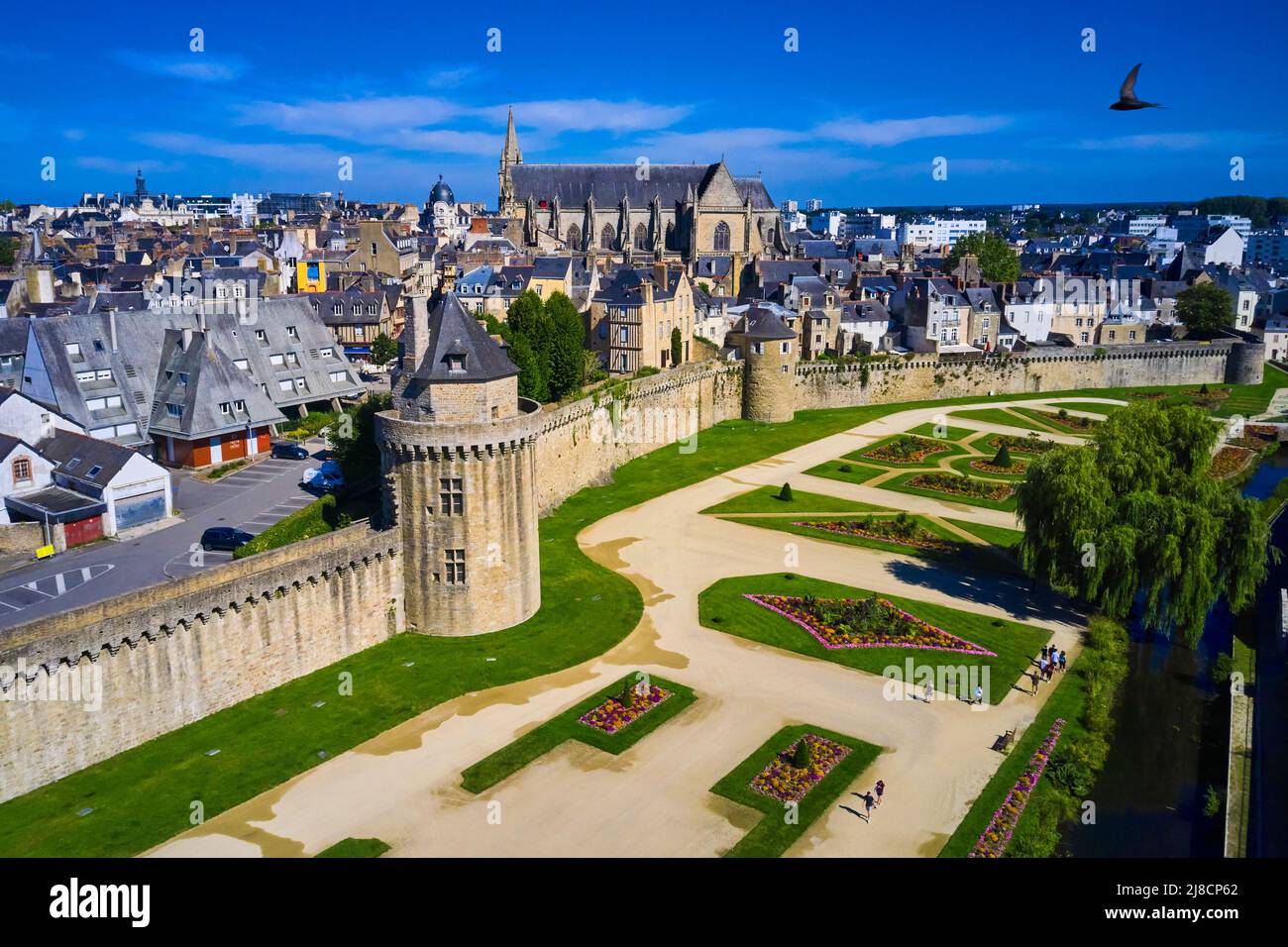 Frankreich, Morbihan, Golf von Morbihan, Vannes, Gesamtansicht der Stadtmauer und des Stadtmauer-Gartens von Vannes mit dem Turm des Vollzugsamts Stockfoto