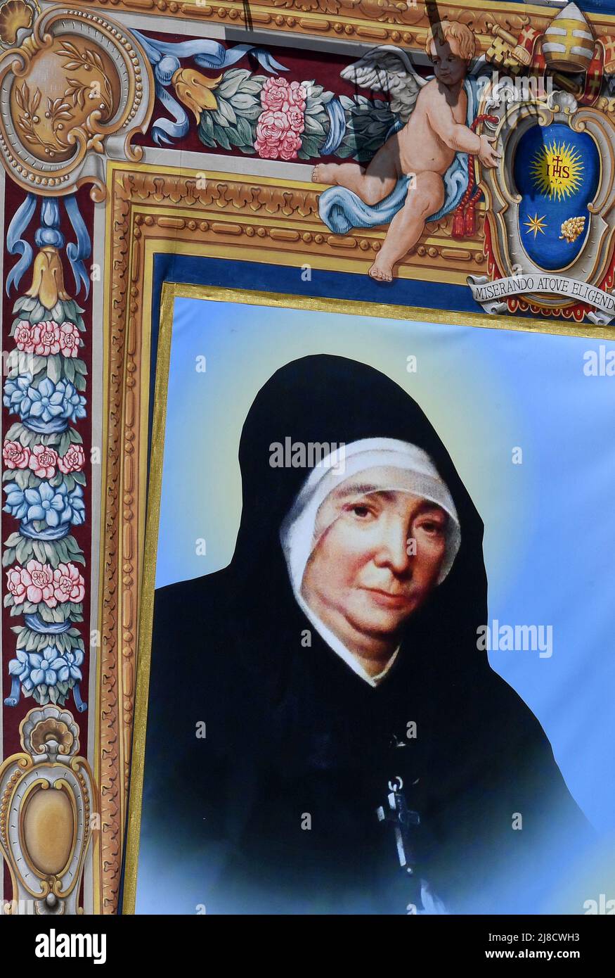 Wandteppich mit dem Porträt der neuen französischen heiligen Marie Rivier während einer Heiligsprechung, die Papst Franziskus am 15. Mai 2022 auf dem Petersplatz im Vatikan zelebrierte und 10 neue Heilige schuf, in Anwesenheit von über 50, 000 Gläubigen aus der ganzen Welt. Foto von Eric Vandeville/ABACAPRESS.COM Stockfoto