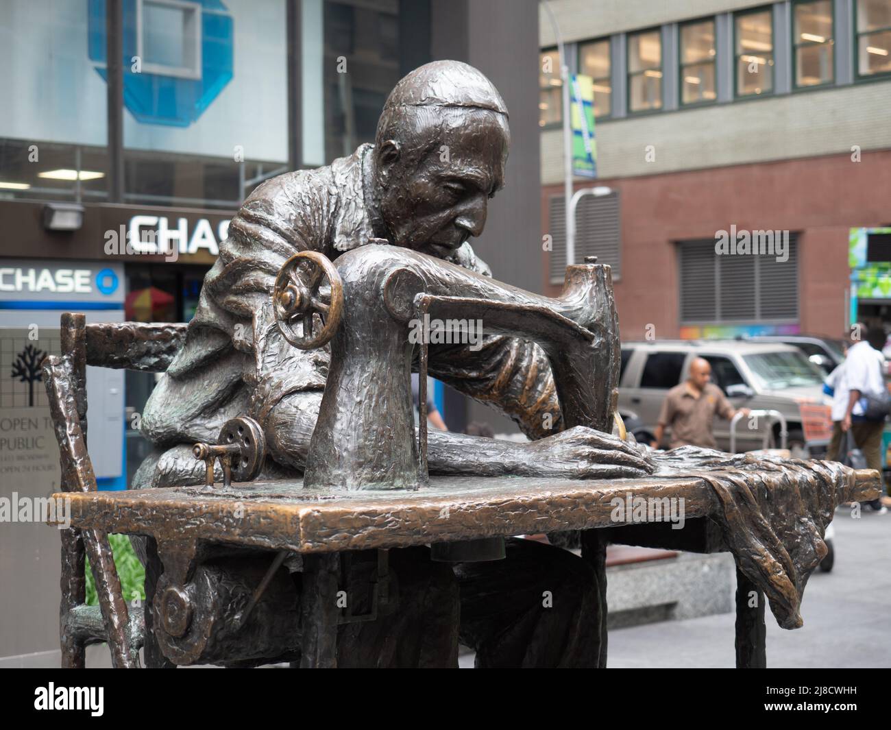 Bild der Skulptur The Garment Worker in New York. Stockfoto