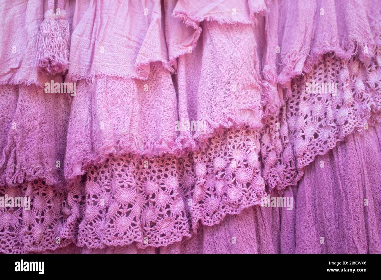 Rosafarbene Schichten aus gefrästem Gaze und Spitzenhintergrund - selektiver Fokus Stockfoto