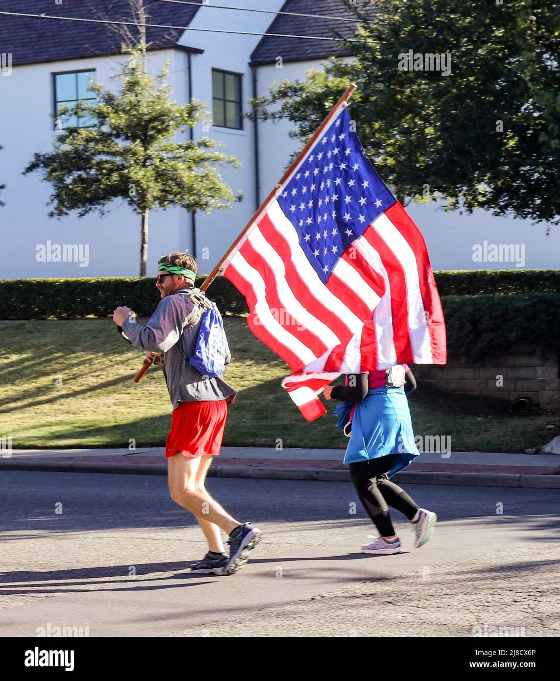 Tulsa Oklahoma 10-28-2017 - Läufer mit amerikanischer Flagge in Tulsa runterlaufen Peoria Avenueclose-up. Stockfoto