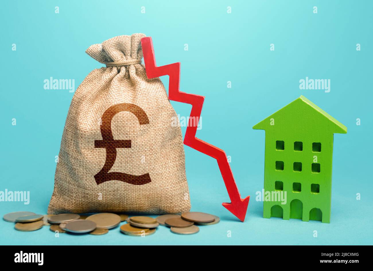 britische Pfund Sterling Geldbeutel mit roten Pfeil nach unten und grünes Haus. Geringere Kosten für Heimdienste, hohe Energieeffizienz. Rentabilität der Verwendung Stockfoto