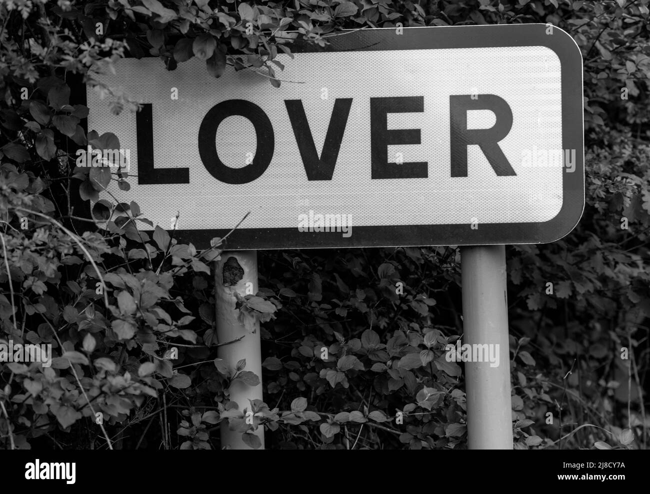 Dorfgrenzschild bei Lover ein Dorf in Wiltshire in der Nähe der Grenze zu Hampshire, Wiltshire, England, Großbritannien Stockfoto