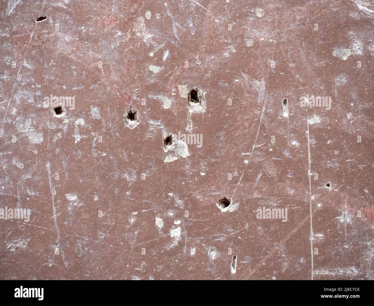 Nach der Schlacht wurden Löcher in eine Holztür geschossen. Stockfoto