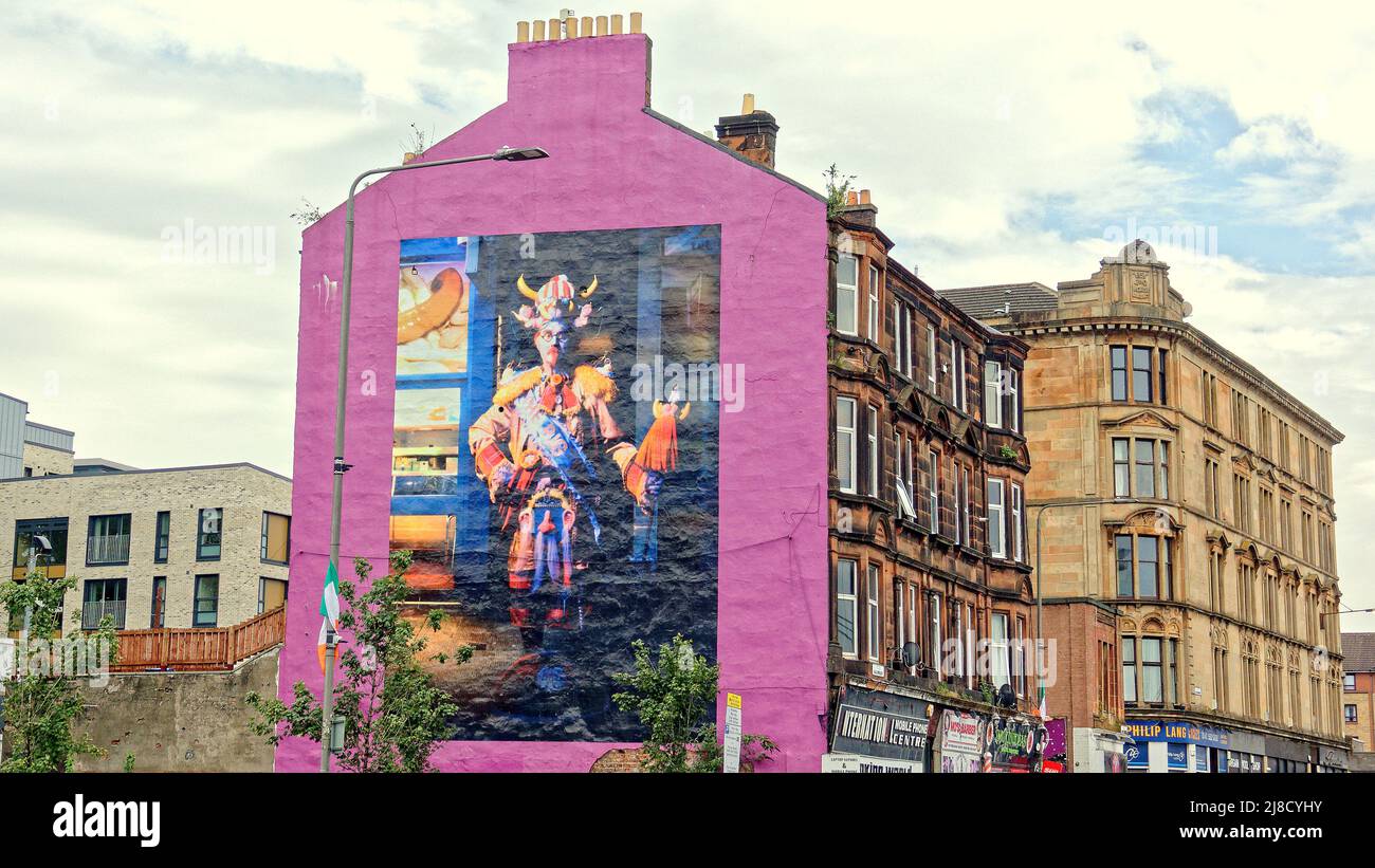 Glasgow, Schottland, Großbritannien 15.. Mai 2022. Gentrified Barras Markt mit wenigen Menschen und verbesserte Einkaufsmöglichkeiten weg sind die Flohsackstände und viele Shop-ähnliche Räumlichkeiten mit wenigen seiner traditionellen armen Kunden.die billy connolly Computer-Kunst Wandbild einer von drei in der Stadt begrüßt die Besucher auf dem Markt Bereich. Credit Gerard Ferry/Alamy Live News Stockfoto