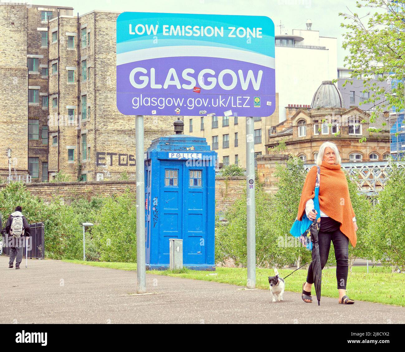Glasgow, Schottland, Vereinigtes Königreich, 15. Mai 2022. Schild für emissionsarme Zone vor der TARDIS Credit Gerard Ferry/Alamy Live News Stockfoto