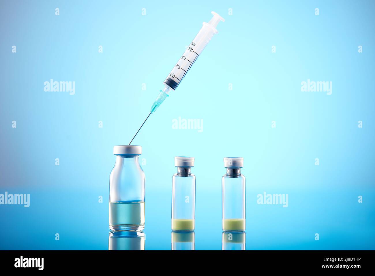 Spritze mit Impfstofffläschchen und Grippeimpfstoff-Nadelspritze. Stockfoto
