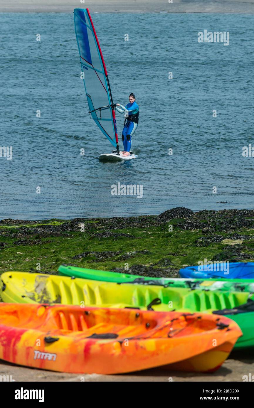 Courtmacsherry, West Cork, Irland. 15.. Mai 2022. In West Cork herrschen heute Temperaturen von 20C Grad, wobei Einheimische und Touristen das warme Wetter optimal nutzen. Windsurfen war eine beliebte Aktivität in Courtmacsherry. Quelle: AG News/Alamy Live News. Stockfoto