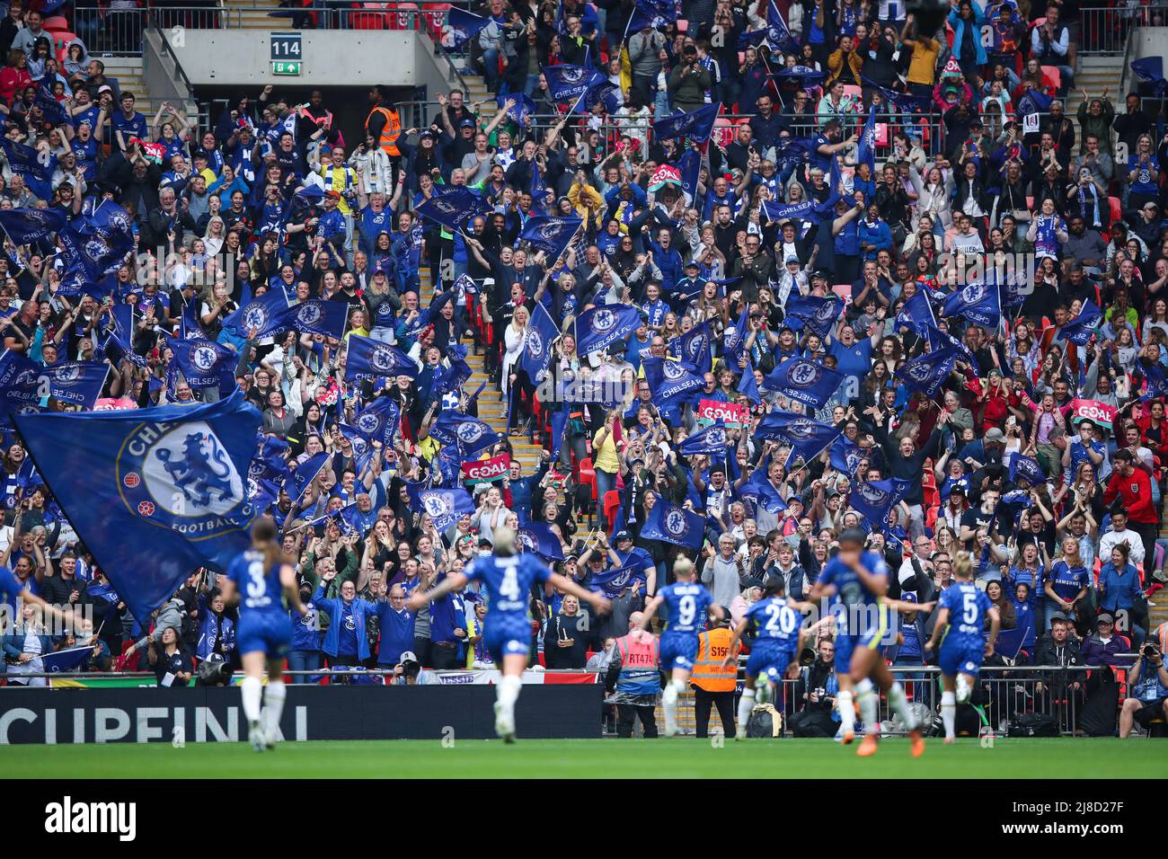 London, England, 15.. Mai 2022. Chelsea-Fans feiern beim FA-Cup-Spiel der Frauen im Wembley Stadium, London, ein Tor. Bildnachweis sollte lauten: Isaac Parkin / Sportimage Stockfoto