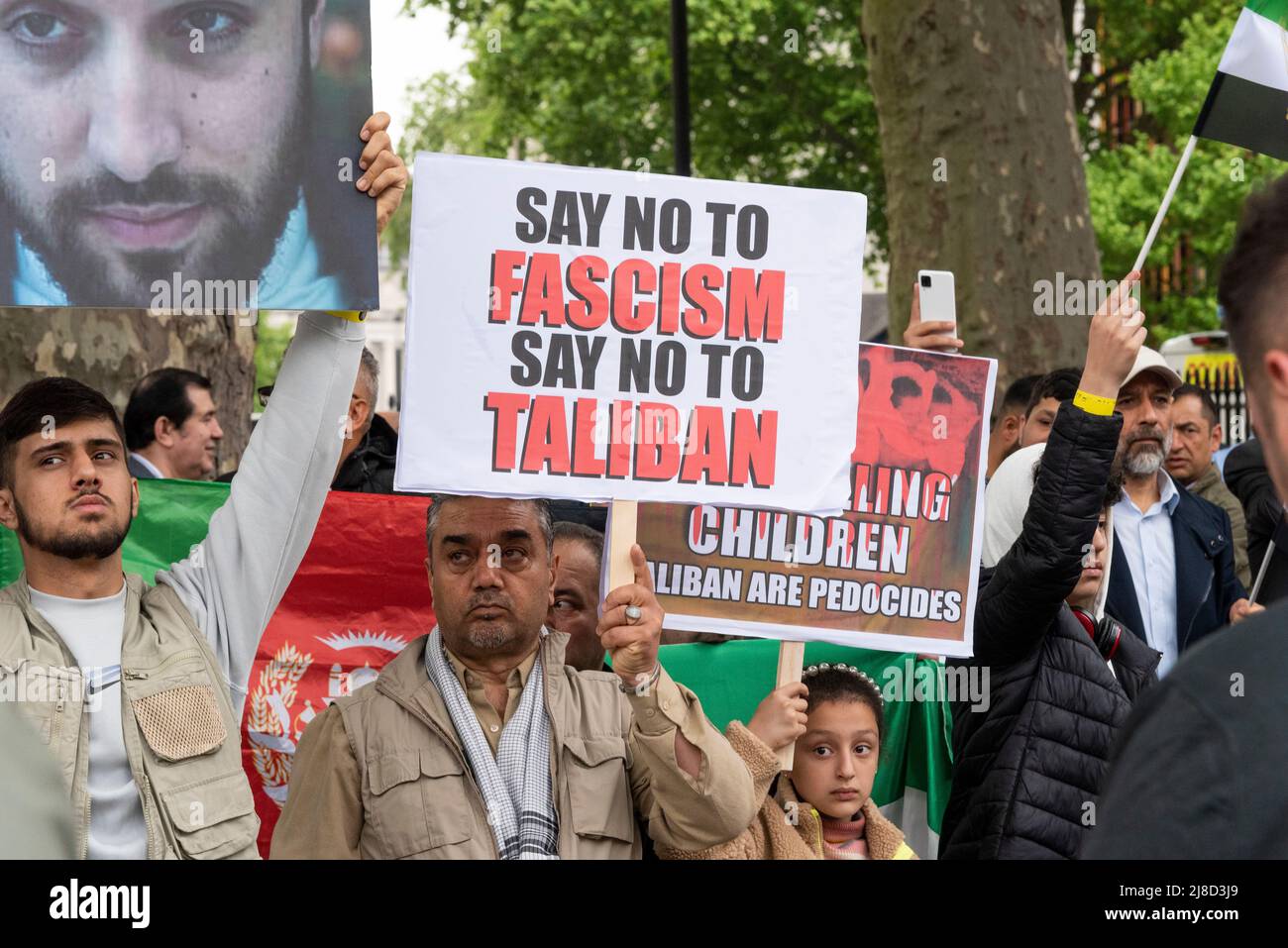 Whitehall, Westminster, London, Großbritannien. 15.. Mai 2022. Demonstranten demonstrieren in London gegen die Aktionen der Taliban in Menschenrechtsfragen in Afghanistan nach dem Abzug der westlichen Streitkräfte. Sagen Sie Nein zur Faschismus-Botschaft auf dem Plakat Stockfoto
