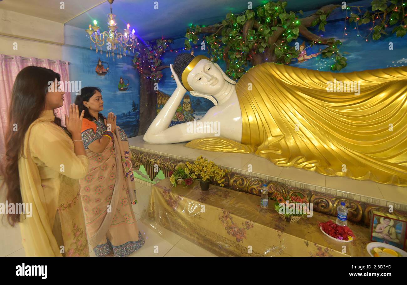 (220515) -- DHAKA, 15. Mai 2022 (Xinhua) -- Frauen beten vor einer großen Buddha-Statue während der "Buddha Purnima"-Feier in Dhaka, Bangladesch, am 15. Mai 2022. Buddhisten feierten am Sonntag in Bangladesch „Buddha Purnima“, das die Geburt, Erleuchtung und den Tod von Gautama Buddha markiert. (Xinhua) Stockfoto