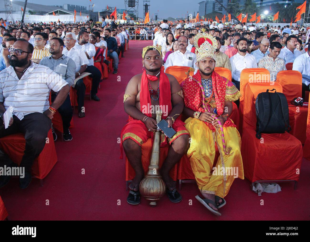 L-R Männer, die als Hindu-affengott Hanuman und Hindu-gott RAM verkleidet sind, sitzen bei der Kundgebung unter den Anhängern der Shiv Sena. Die Kundgebung markierte den Beginn der zweiten Phase des Outreach-Programms der Partei "Shiv Sampark Abhiyan" mit den Wählern und karyakartas (Arbeitern). Stockfoto