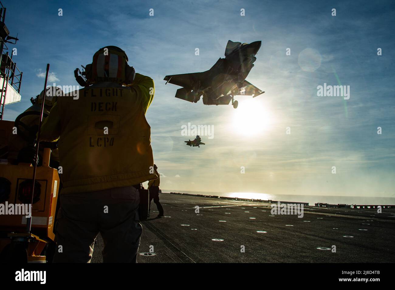 Ein US Marine Corps F-35B Lightning II Kampfflugzeug, das an die Dragons of Marine Medium Tiltrotor Squadron 265 angeschlossen ist, führt während einer Luftverteidigungsübung am 23. März 2020, die auf dem philippinischen Meer in Betrieb war, eine vertikale Landung auf dem Flugdeck des amphibischen Angriffsschiffes USS America durch. Stockfoto