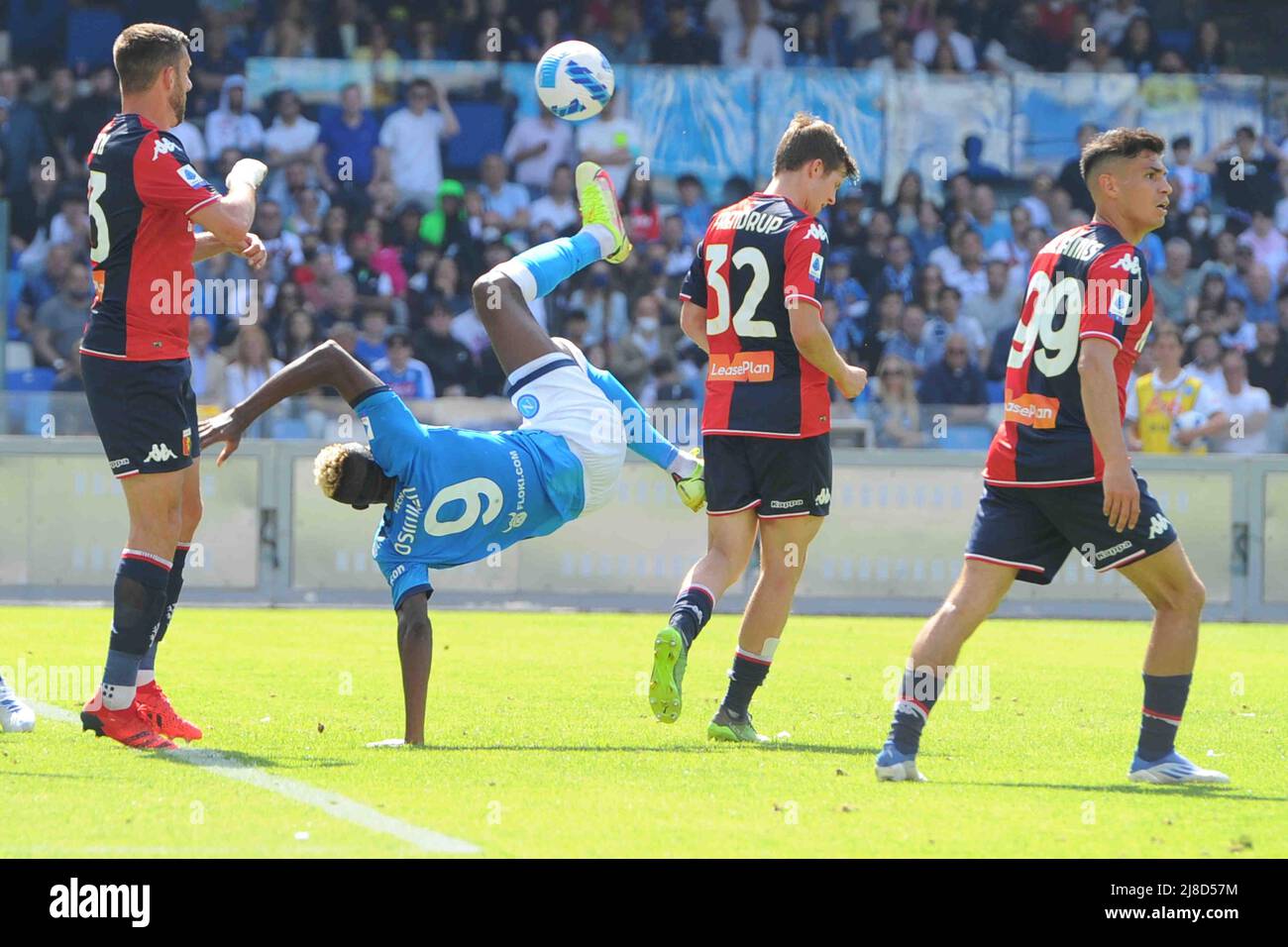 Victor Osimhen (SSC Napoli) in Aktion während des Spiels der Serie A 2021/22 zwischen SSC Napoli und dem FC Genua Diago Armando Maradona Stadium Stockfoto